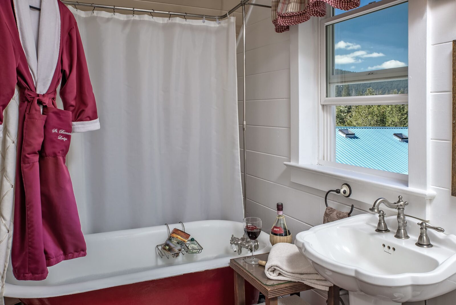 Bathroom with hot shower and clawfoot bath tub at our Hotel near Lassen.